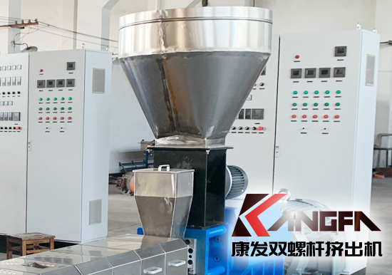 雙螺桿擠出機(jī)喂料系統(tǒng)定量加料、攪拌料斗料位控制特點(diǎn)。合理的方案設(shè)計(jì)，不僅滿足了系統(tǒng)的工藝要求，并且大大降低了工程制造及生產(chǎn)運(yùn)營(yíng)成本。