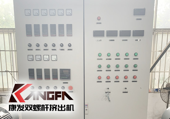 使用雙螺桿擠出機機械設備應嚴格參照使用說明書要求使用，務必切記電源等安全問題，如果使用過程中還有其他問題，歡迎隨時撥打康發(fā)雙螺桿擠出機廠家服務電話13905153410，謝謝！