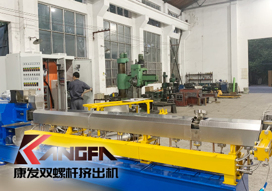 螺桿轉(zhuǎn)速、壓縮比、電熱溫度設(shè)定、長徑比、背壓等影響雙螺桿擠出機(jī)設(shè)備塑化品質(zhì)的主要因素