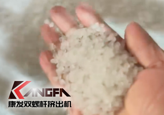 水下切粒雙螺桿擠出機(jī)機(jī)組安裝調(diào)試生產(chǎn)！深耕于雙螺桿擠出機(jī)行業(yè)！相信我們！您會(huì)獲取更大的利益！??！